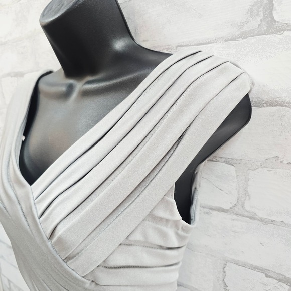 Adrianna Papell Silver Ruched Sheath Dress V Neck Cap Sleeve Cocktail Size 10 - Picture 3 of 9